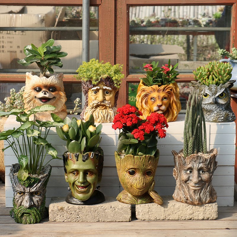 Cache-pot en bois sculpté avec des visages d'animée_1