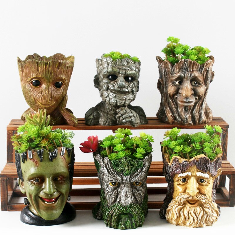 Cache-pot en bois sculpté avec des visages d'animée_2